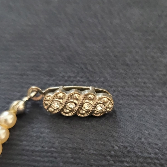 18 inch graduated faux pearl necklace. - Picture 3 of 3